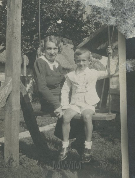 KKE 5359.jpg - Fot. Rodzinne. Rodzina Lorek. Od lewej: pierwsza Józefa Lorek (z domu Mrygłodowicz) z synem Jurkiem Lorek, H.., lata 30-te XX wieku.